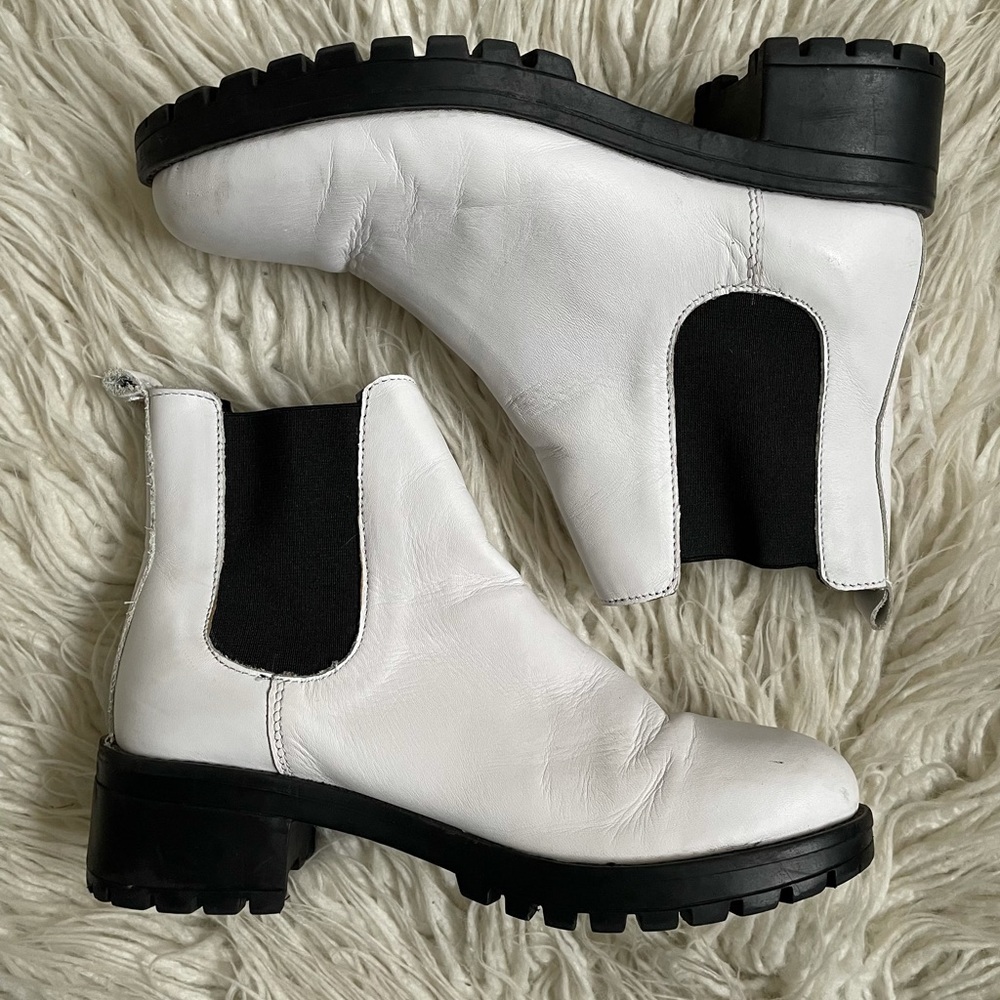 SOLDUrban Outfitters Women's White Faux Leather Uo Remy Chelsea Lug Boots Size 7 - Picture 2 of 10